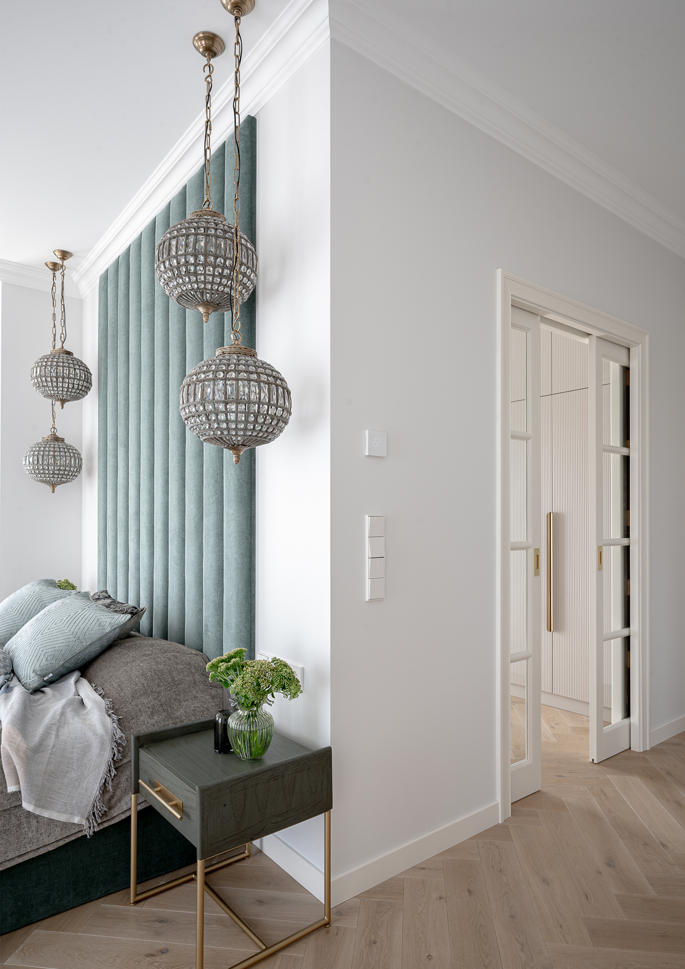 Laiko patikrinta elegancija: Herringbone 90° raštas šviesiame interjere