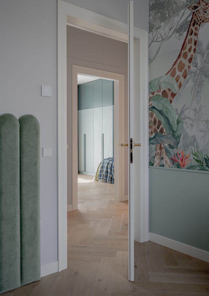 Laiko patikrinta elegancija: Herringbone 90° raštas šviesiame interjere