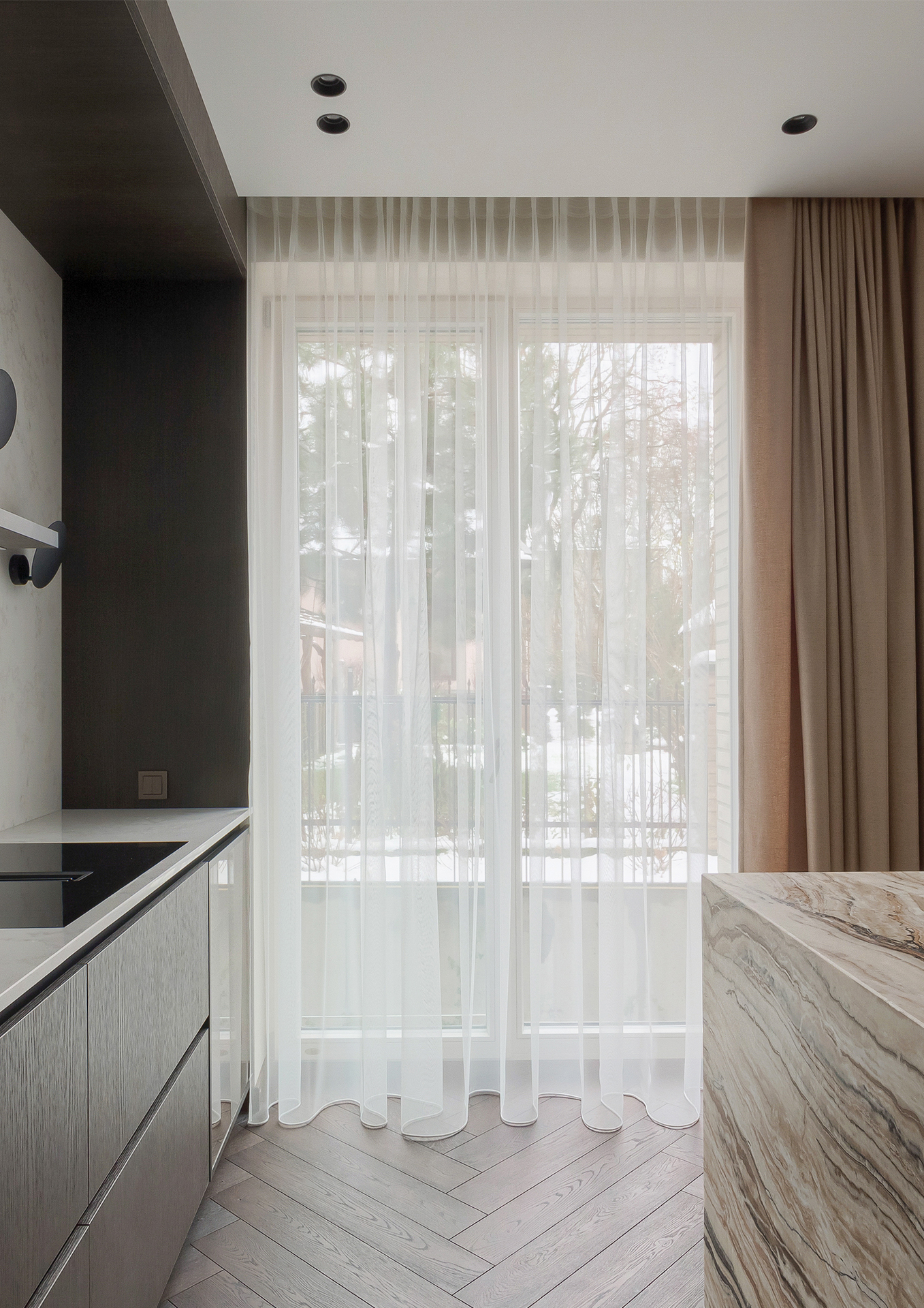 Chevron ąžuolo grindys - subtili ir laiko patikrinta elegancija