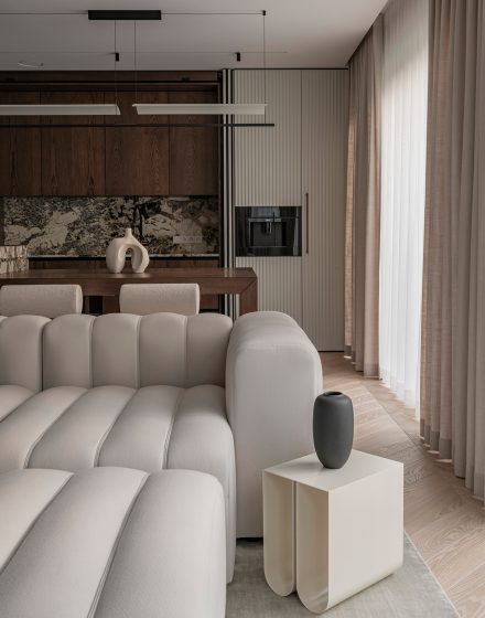 Chevron ąžuolo grindys - subtili ir laiko patikrinta elegancija