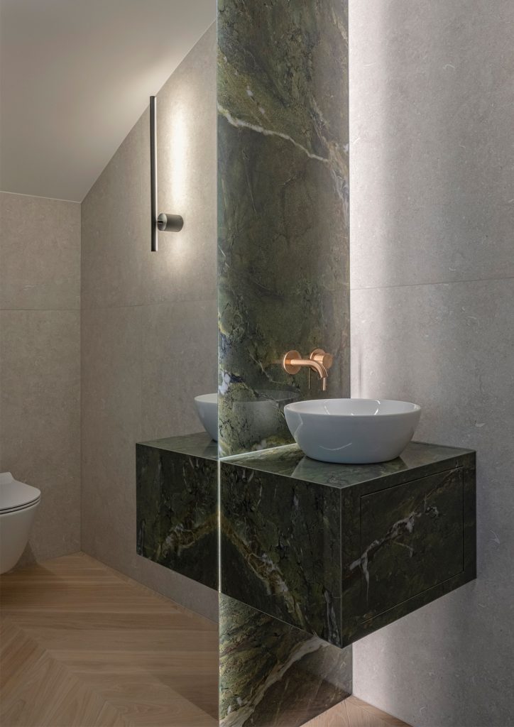 Chevron ąžuolo grindys - subtili ir laiko patikrinta elegancija