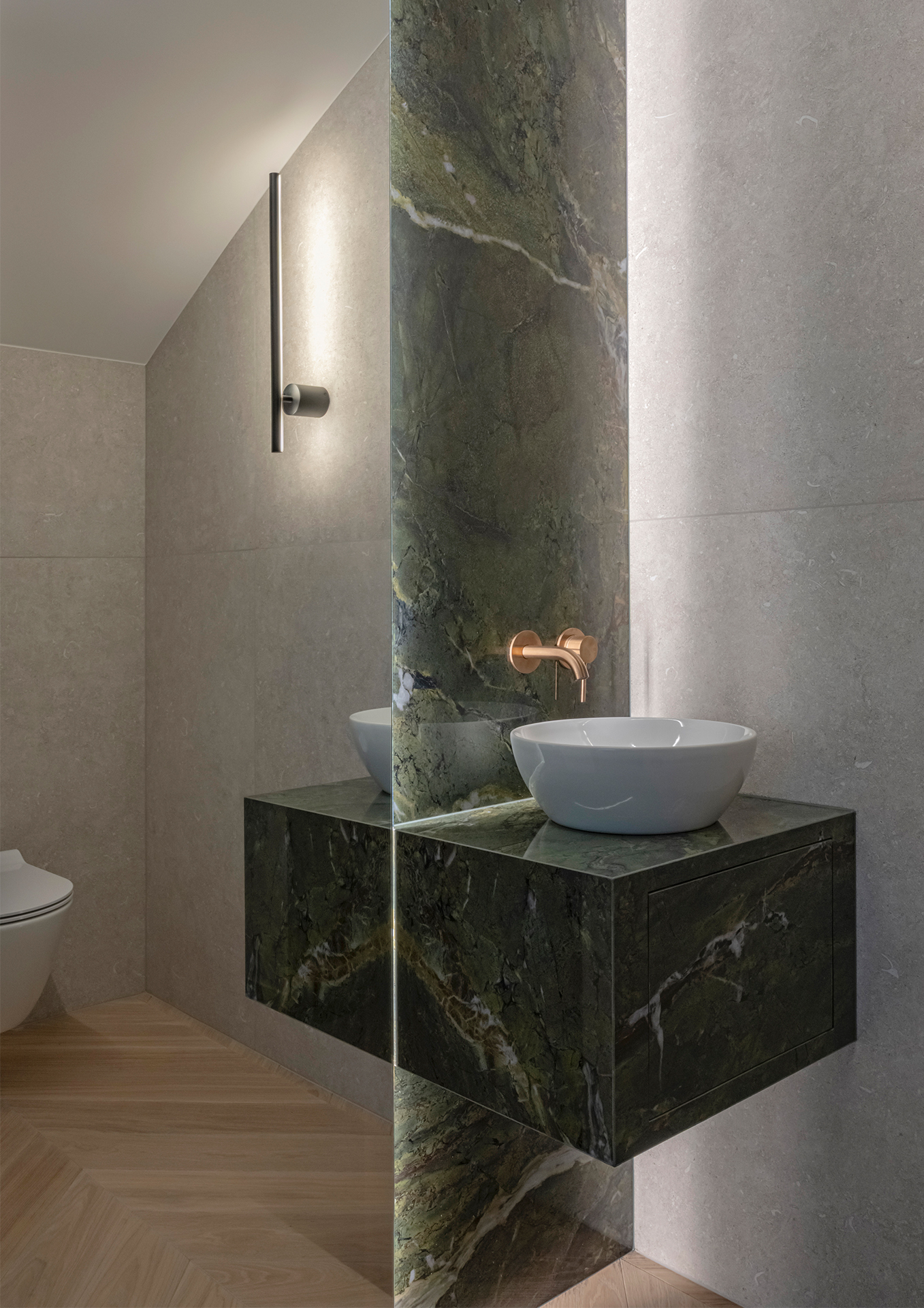 Chevron ąžuolo grindys - subtili ir laiko patikrinta elegancija