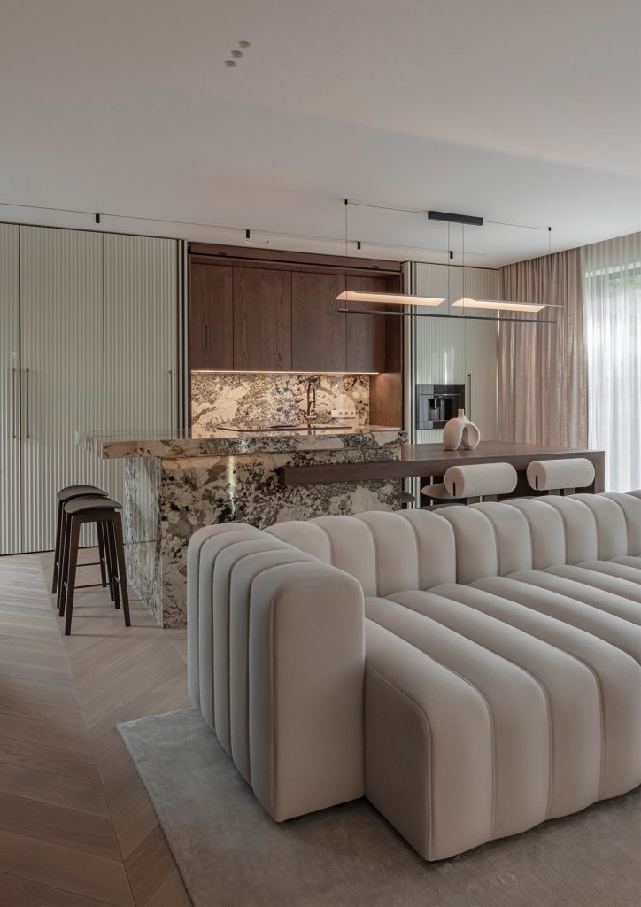 Chevron ąžuolo grindys - subtili ir laiko patikrinta elegancija