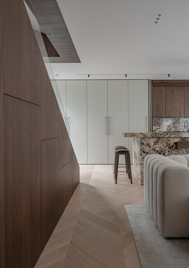 Chevron ąžuolo grindys - subtili ir laiko patikrinta elegancija