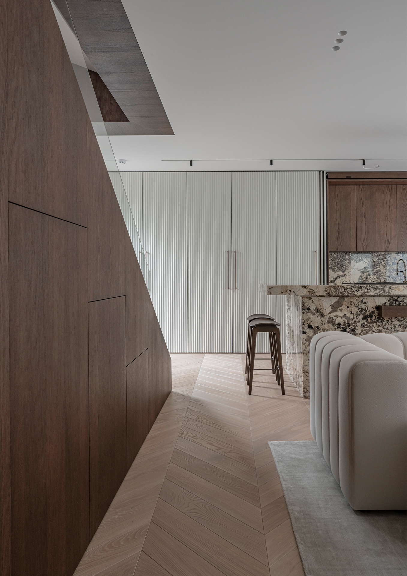 Chevron ąžuolo grindys - subtili ir laiko patikrinta elegancija