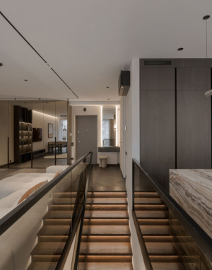 Herringbone ąžuolo grindys ir laiptai: struktūra, kuri apibrėžia erdvę