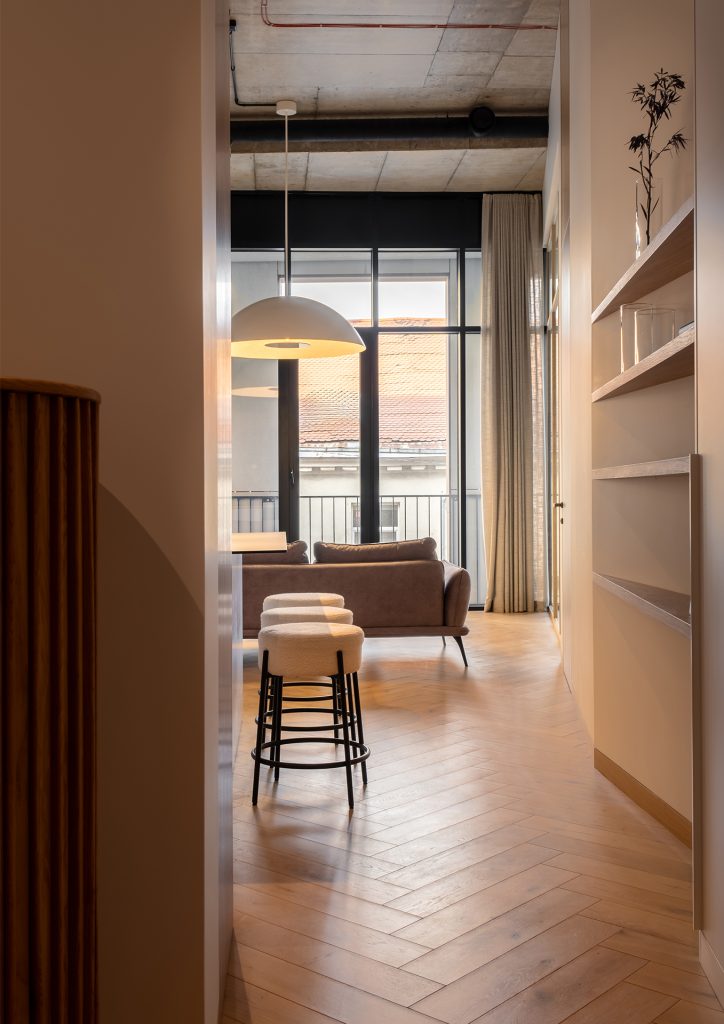 Šviesios Herringbone 90° rašto ąžuolo grindys – natūrali elegancija namams