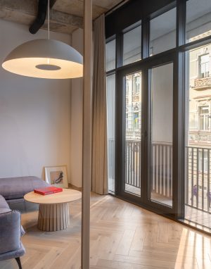 Šviesios Herringbone 90° rašto ąžuolo grindys – natūrali elegancija namams