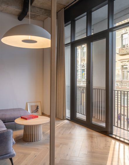 Šviesios Herringbone 90° rašto ąžuolo grindys – natūrali elegancija namams