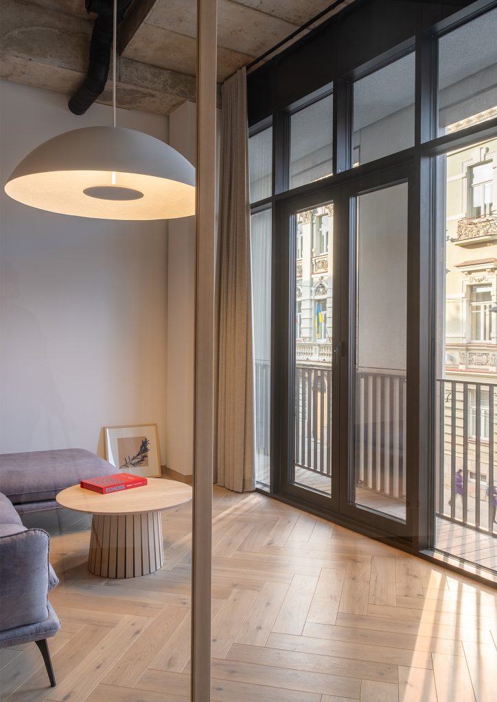 Šviesios Herringbone 90° rašto ąžuolo grindys – natūrali elegancija namams