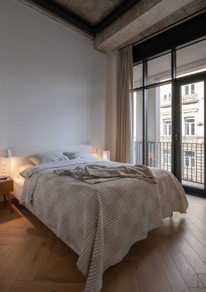 Šviesios Herringbone 90° rašto ąžuolo grindys – natūrali elegancija namams