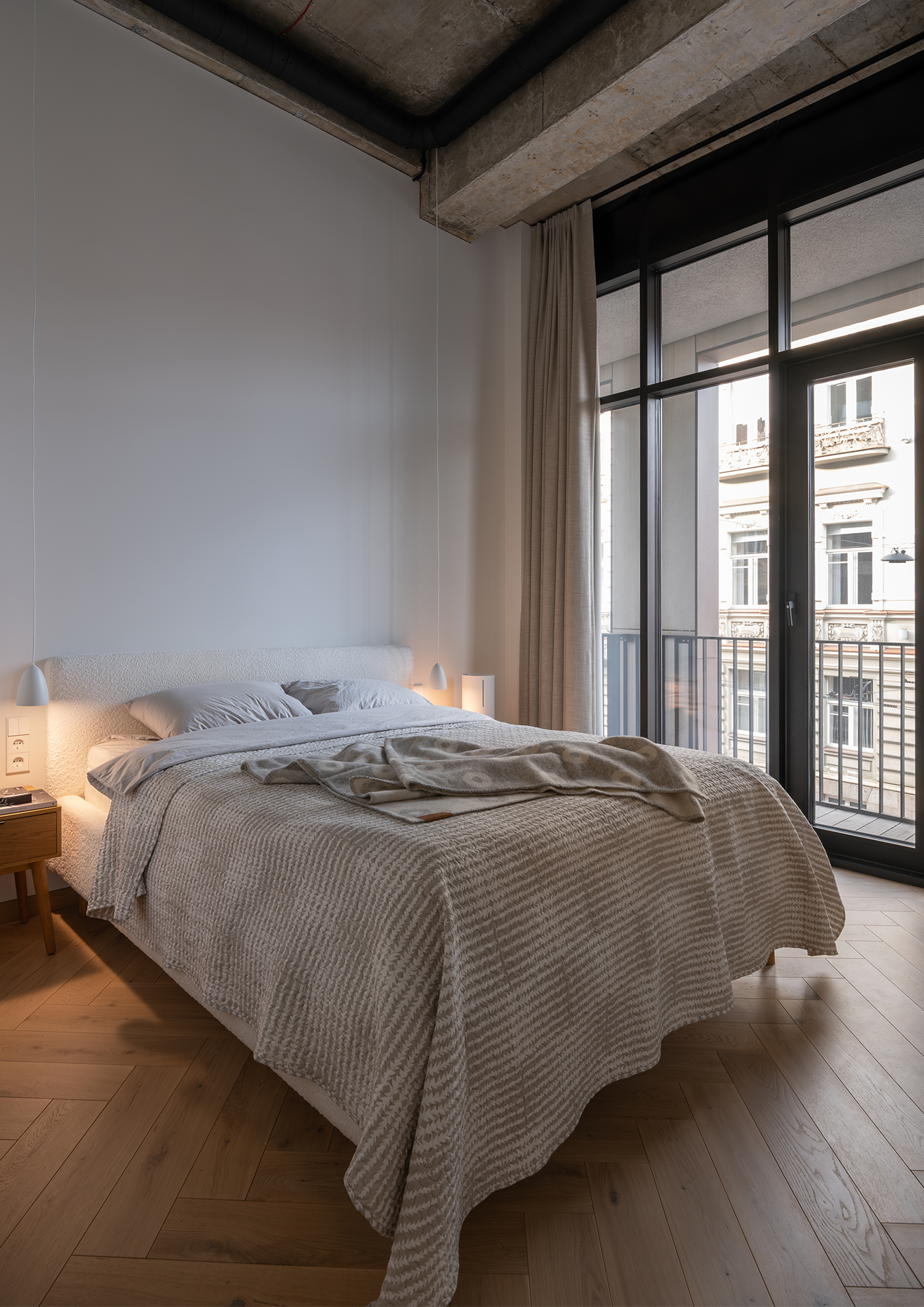 Šviesios Herringbone 90° rašto ąžuolo grindys – natūrali elegancija namams