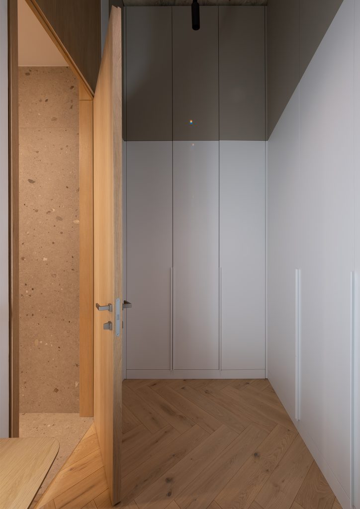 Šviesios Herringbone 90° rašto ąžuolo grindys – natūrali elegancija namams