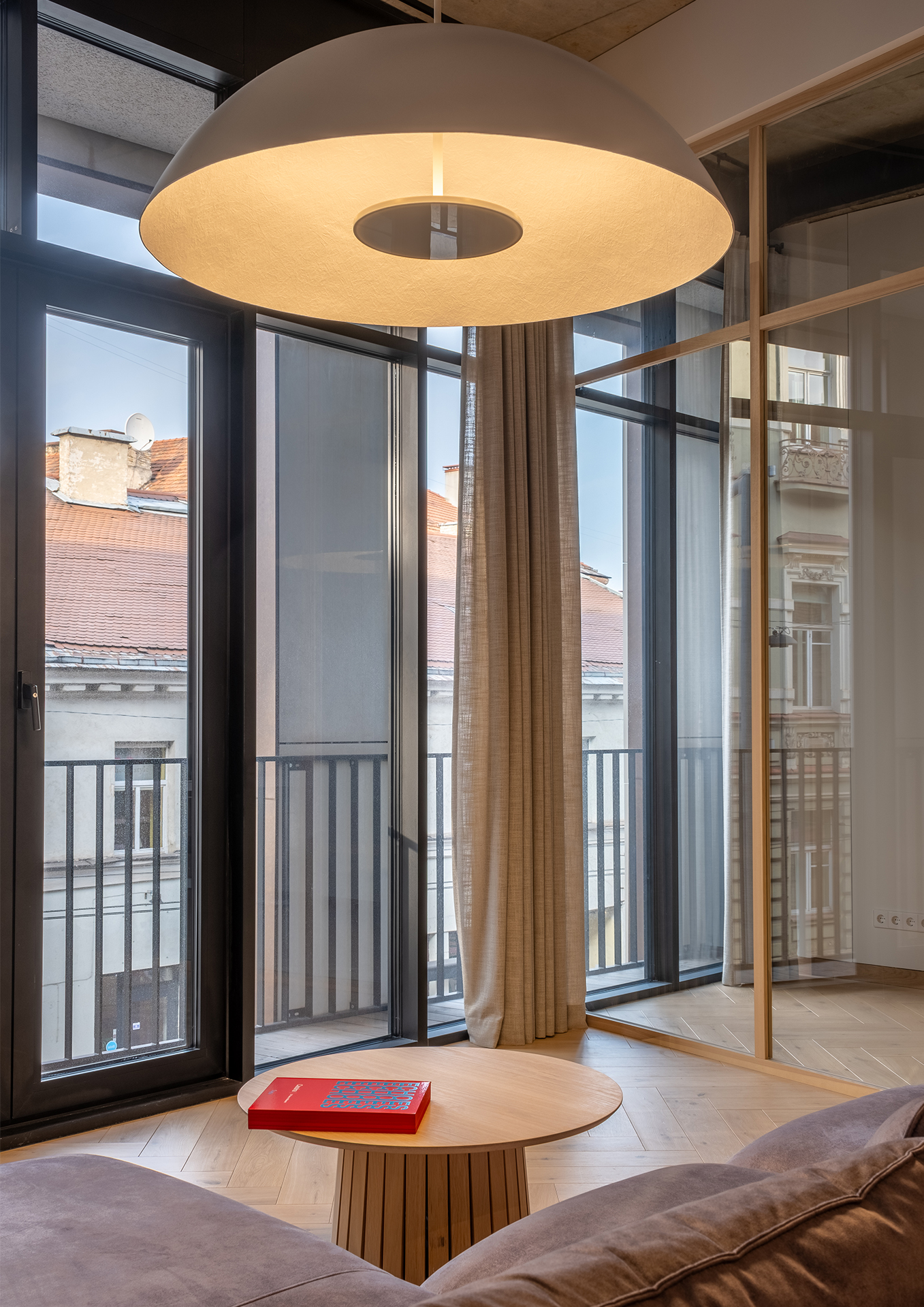 Šviesios Herringbone 90° rašto ąžuolo grindys – natūrali elegancija namams