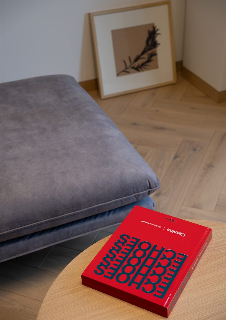 Šviesios Herringbone 90° rašto ąžuolo grindys – natūrali elegancija namams