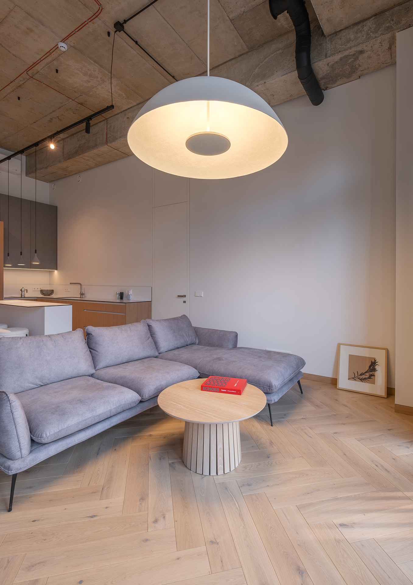 Šviesios Herringbone 90° rašto ąžuolo grindys – natūrali elegancija namams