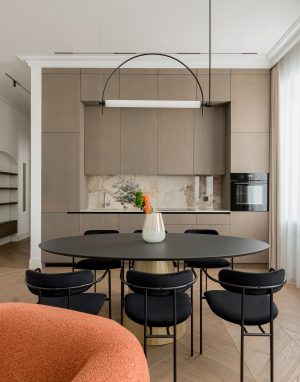 Chevron 45° grindys - kryptinga ir brandi erdvė