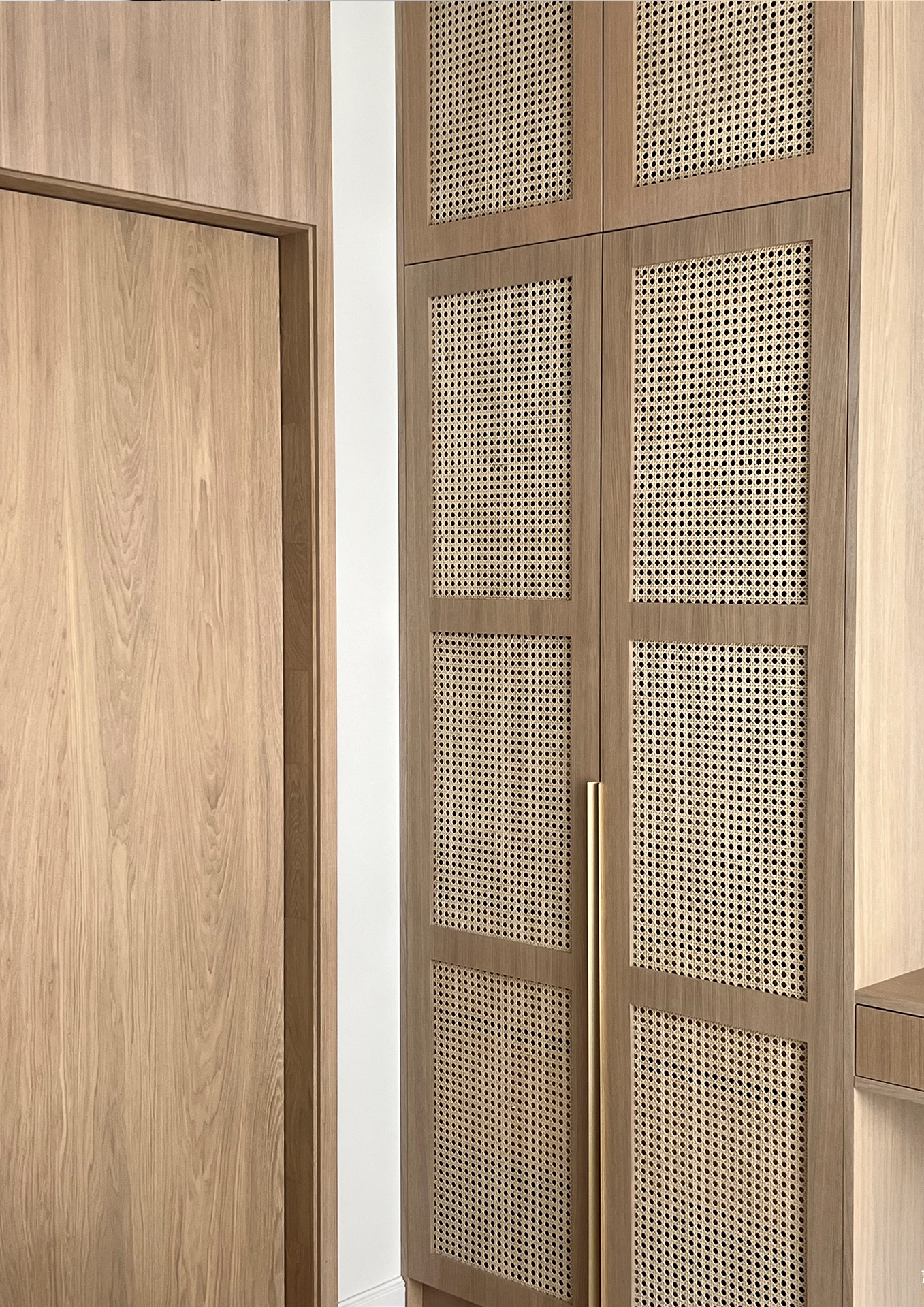 Herringbone ąžuolo grindys ir FLOW durys - šviesa, kuri formuoja pojūtį