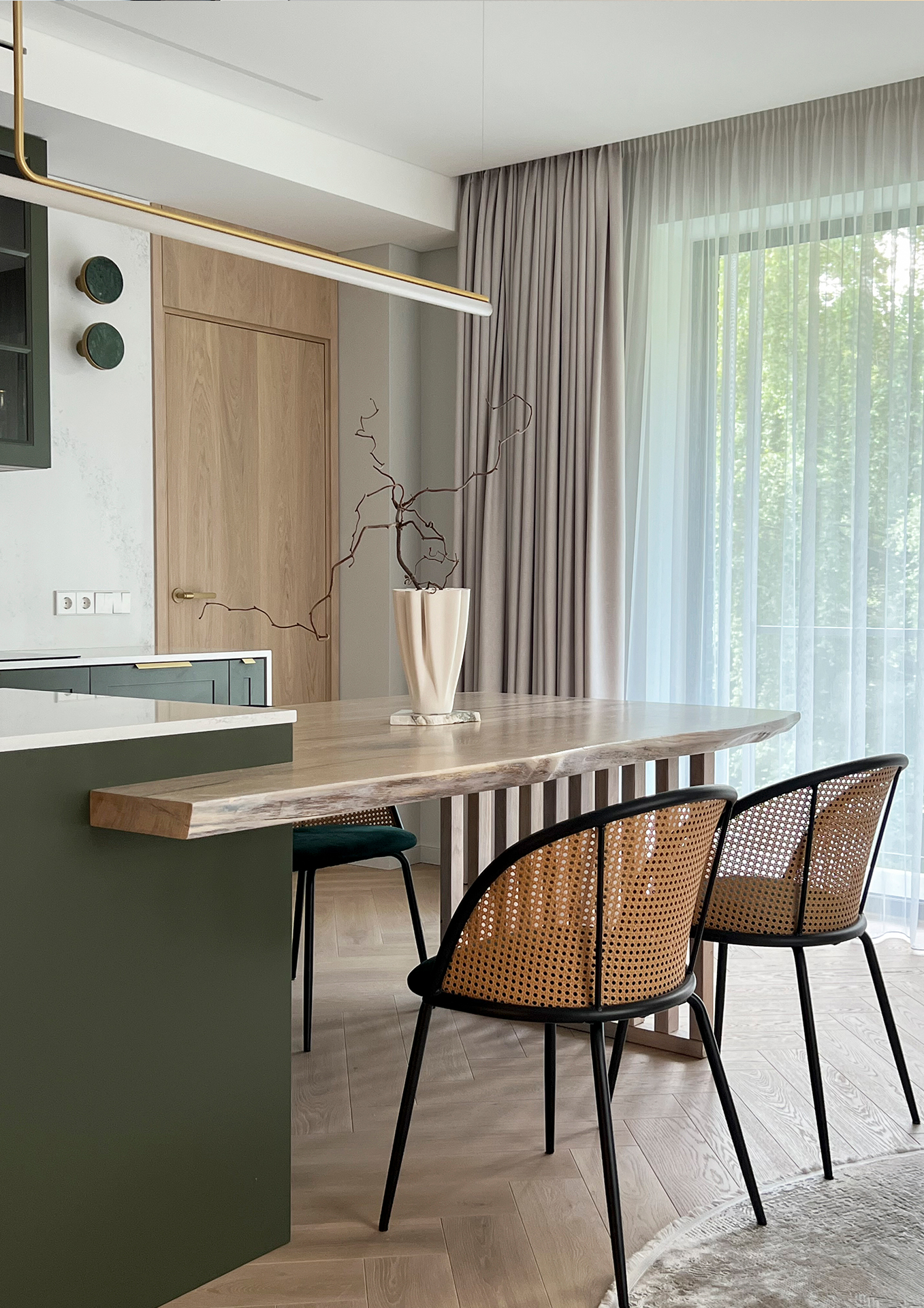 Herringbone ąžuolo grindys ir FLOW durys - šviesa, kuri formuoja pojūtį