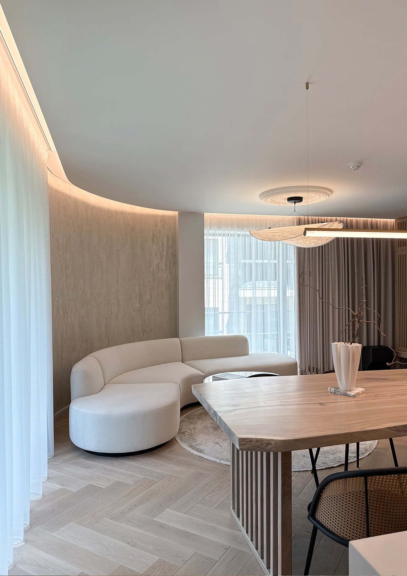 Herringbone ąžuolo grindys ir FLOW durys - šviesa, kuri formuoja pojūtį