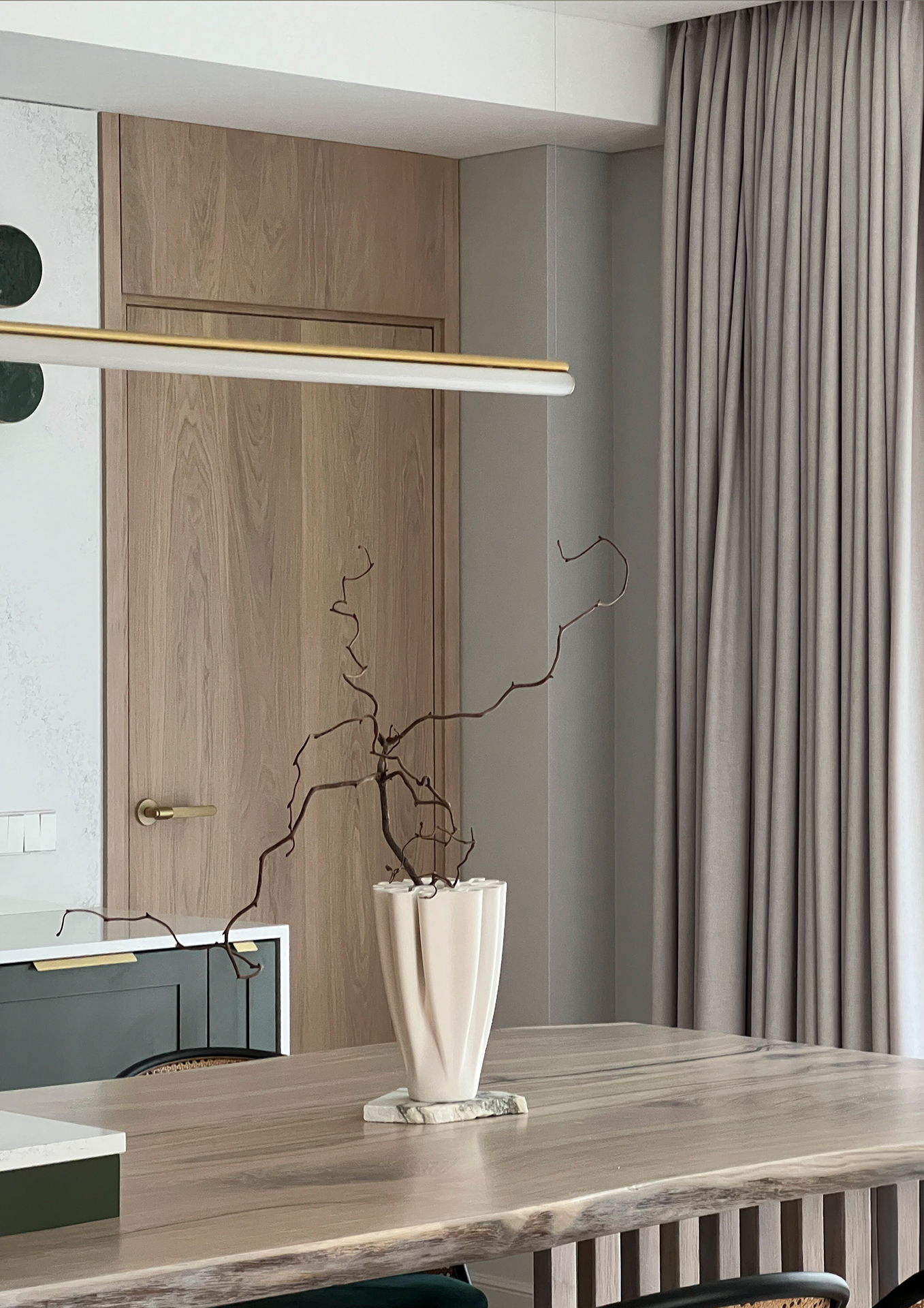 Herringbone ąžuolo grindys ir FLOW durys - šviesa, kuri formuoja pojūtį