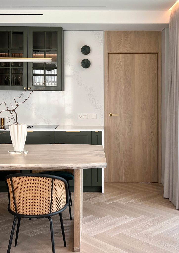 Herringbone ąžuolo grindys ir FLOW durys - šviesa, kuri formuoja pojūtį