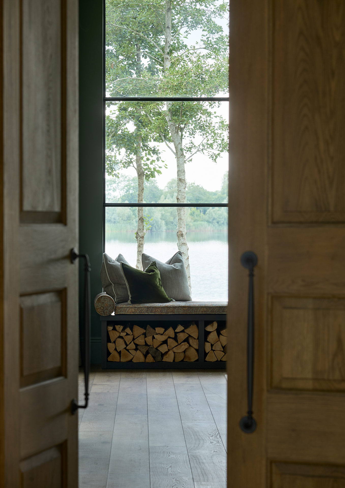 Tobacco Rustic grindys - tvirtas pagrindas, suteikiantis erdvei charakterį.