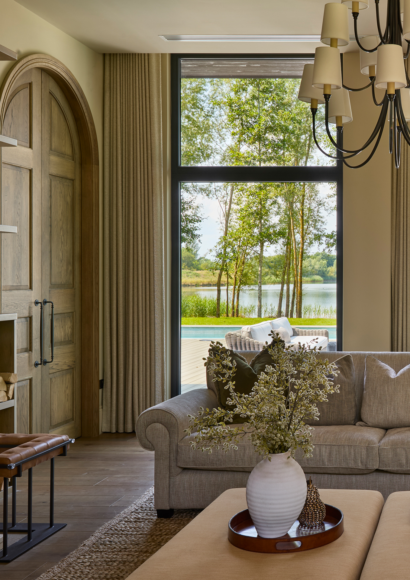 Tobacco Rustic grindys - tvirtas pagrindas, suteikiantis erdvei charakterį.