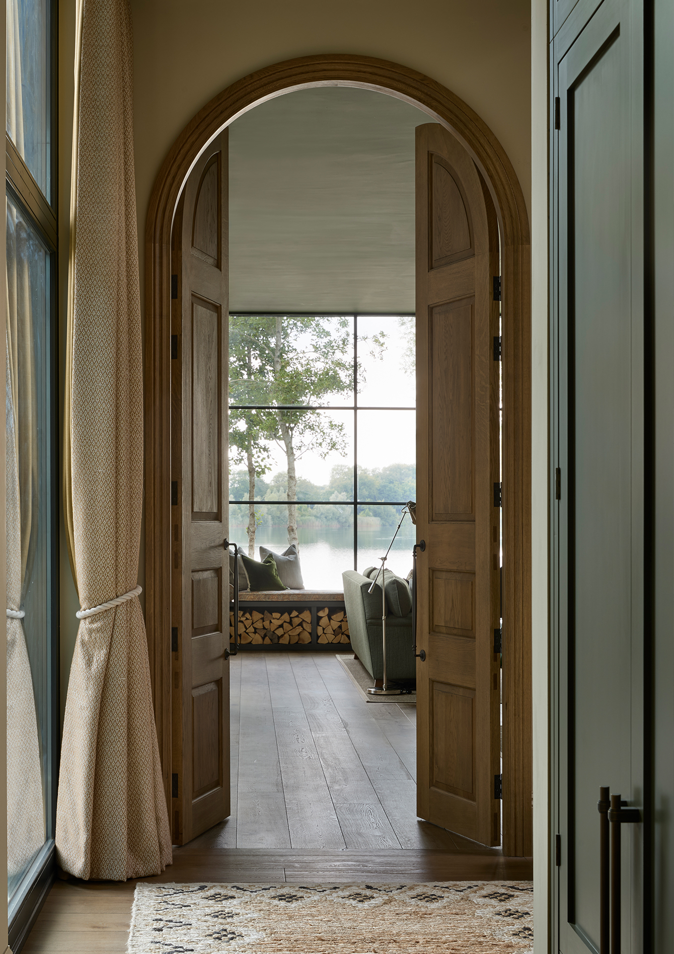 Tobacco Rustic grindys - tvirtas pagrindas, suteikiantis erdvei charakterį.