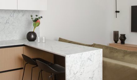 Moderni ramybės oazė su natūraliomis tekstūromis